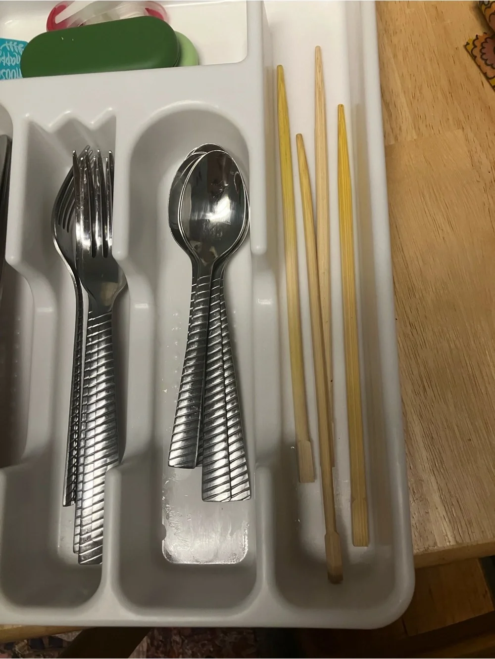 White Plastic Cutlery Tray Organizer with Green and Pastel Utensil Straws